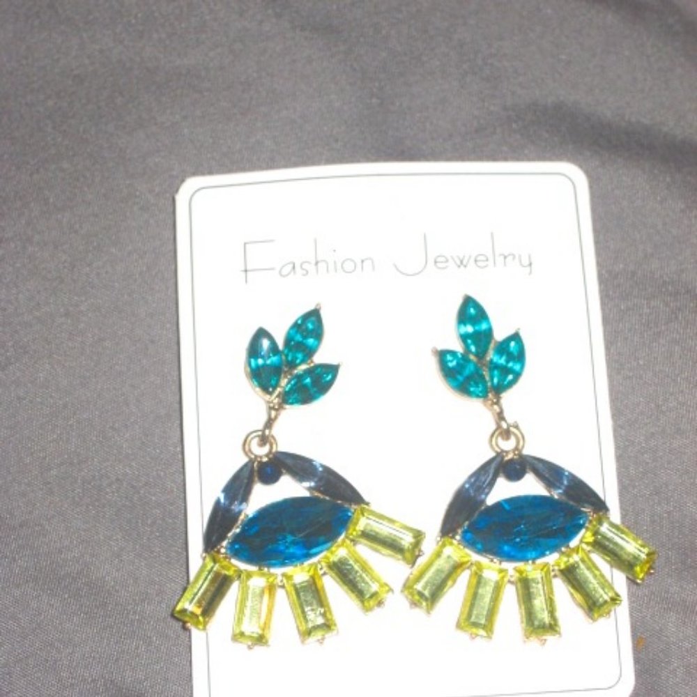 FREE WITH PURCHASE-Funky Eyelash Fashion Earrings